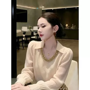 Áo sơ mi cổ chữ V màu apricot đính đá quý, phong cách thời thượng mùa xuân 2026