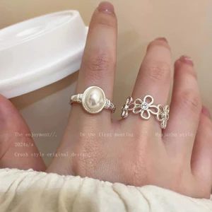 Nhẫn xếp chồng thanh lịch với hoa ngọc trai có thể điều chỉnh - Quà tặng tối giản