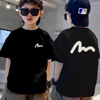 Áo thun ngắn tay cho bé trai với chữ "hello" tiếng Anh và một hình in nhỏ đơn giản; kiểu dáng thoải mái và dễ phối đồ.