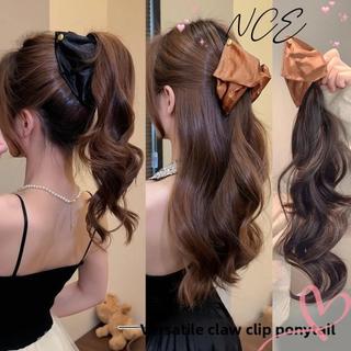 Tóc giả xoăn dài NCE với kẹp móng vuốt và lông tơ tam giác, kèm theo băng ruy băng satin mở rộng cho đuôi ngựa.