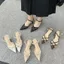 Giày sandal dây đeo chéo mũi nhọn TT Tính khí nữ Dây đeo khóa phẳng Không mệt mỏi Mùa hè