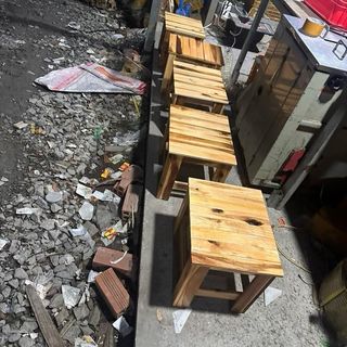 Ghế gỗ lớn. Có thể làm bàn ngồi uống cafe. Làm bằng gỗ tràm vàng xuất khẩu. Cao 30 dài 37 rộng 30qqqq