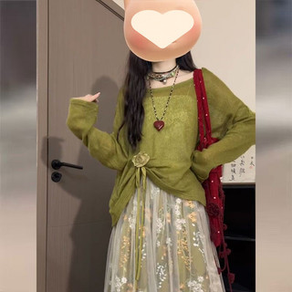Bộ trang phục phong cách đầu xuân siêu hot cho Nữ: áo len nữ và chân váy in hoa trẻ trung thanh lịch