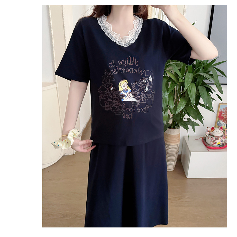 Bộ đồ bà bầu hai mảnh: áo thun in họa tiết ren và váy, phù hợp mùa hè