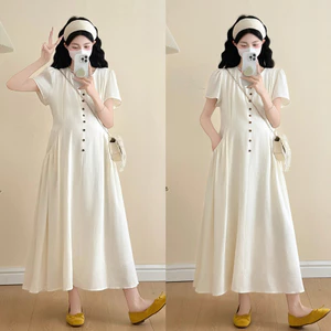 Trang phục bà bầu mùa hè - Váy bầu dáng ôm vừa phải, chất liệu mỏng nhẹ