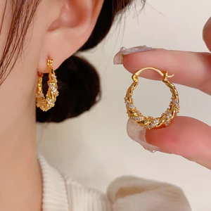 Bông tai nữ vàng ánh sáng, thiết kế tối giản với viên đá kim cương thời trang, sang trọng.