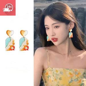Tranh sơn dầu màu cam với hình hoa ba chiều, bông tai nữ đẹp và đa năng