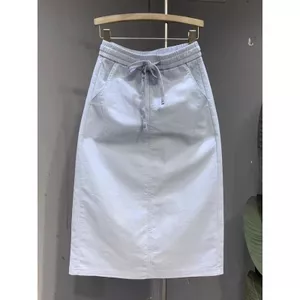 Váy denim thiết kế đơn giản, form A-line vừa vặn, phù hợp mùa hè