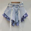Quần short denim eo cao mùa hè 2026 với thiết kế phong cách mới, thắt lưng và kẻ sọc mảnh.