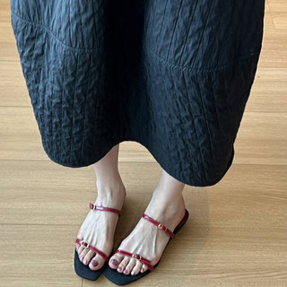 Mặc bên ngoài Tính khí Dép đế thấp màu đỏ dành cho nữ Giày bệt mũi vuông mỏng Dây đeo ngón chân hở ngón