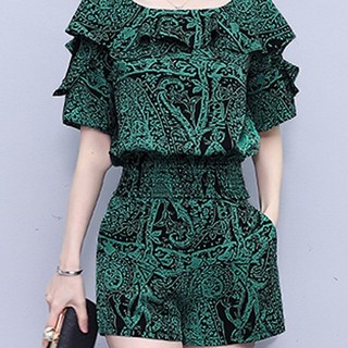 Bộ đồ hè hai mảnh mới dành cho nữ, trẻ trung và sành điệu, gồm quần short in họa tiết và áo tay ngắn rộng rãi