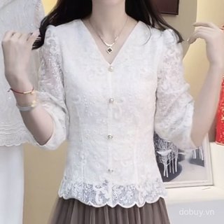 Áo sơ mi nữ ren cổ chữ V, tay 3/4, họa tiết thêu và đường xẻ bèo