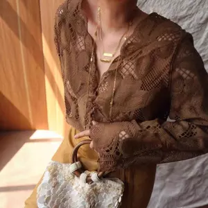 Áo sơ mi kiểu Pháp cổ chữ V ren cao cấp, thêu tinh tế - Xu hướng mới mùa hè
