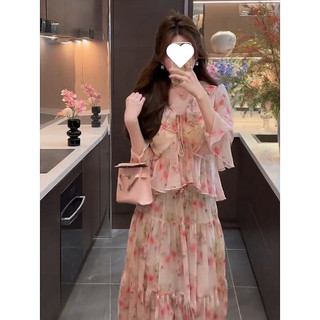 Bộ trang phục Nữ thanh lịch sang trọng nhẹ nhàng: áo sơ mi hoa và chân váy cạp cao cho mùa Hè