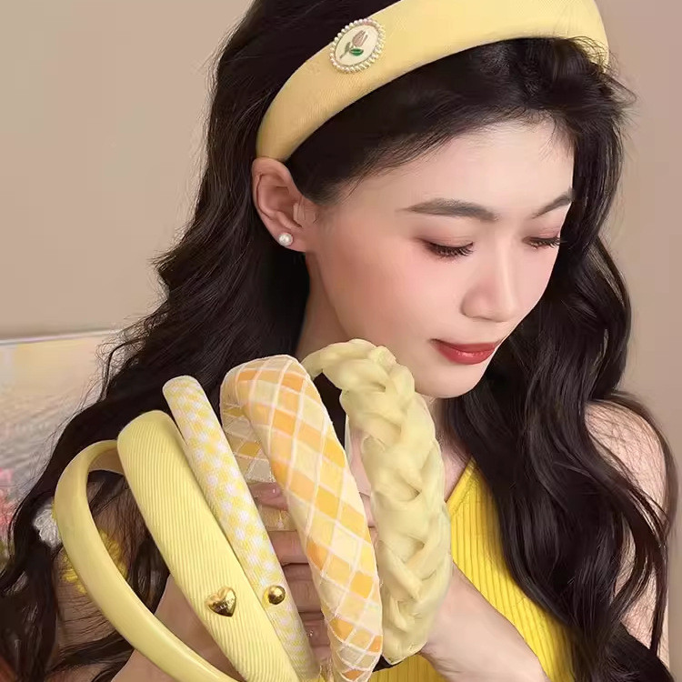 Băng đô màu vàng thiết kế đầu lâu, chất liệu giống ngọc trai, phù hợp nhiều dịp