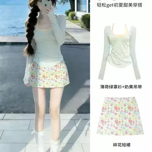 Váy hoa ngắn nữ phong cách Hàn Quốc, màu sắc tươi vui, phù hợp mặc mùa hè tại bãi biển