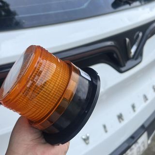 Đèn xoay CỨU HỎA màu vàng NĂNG LƯỢNG MẶT TRỜI có NAM CHÂM hút đế dành cho xe