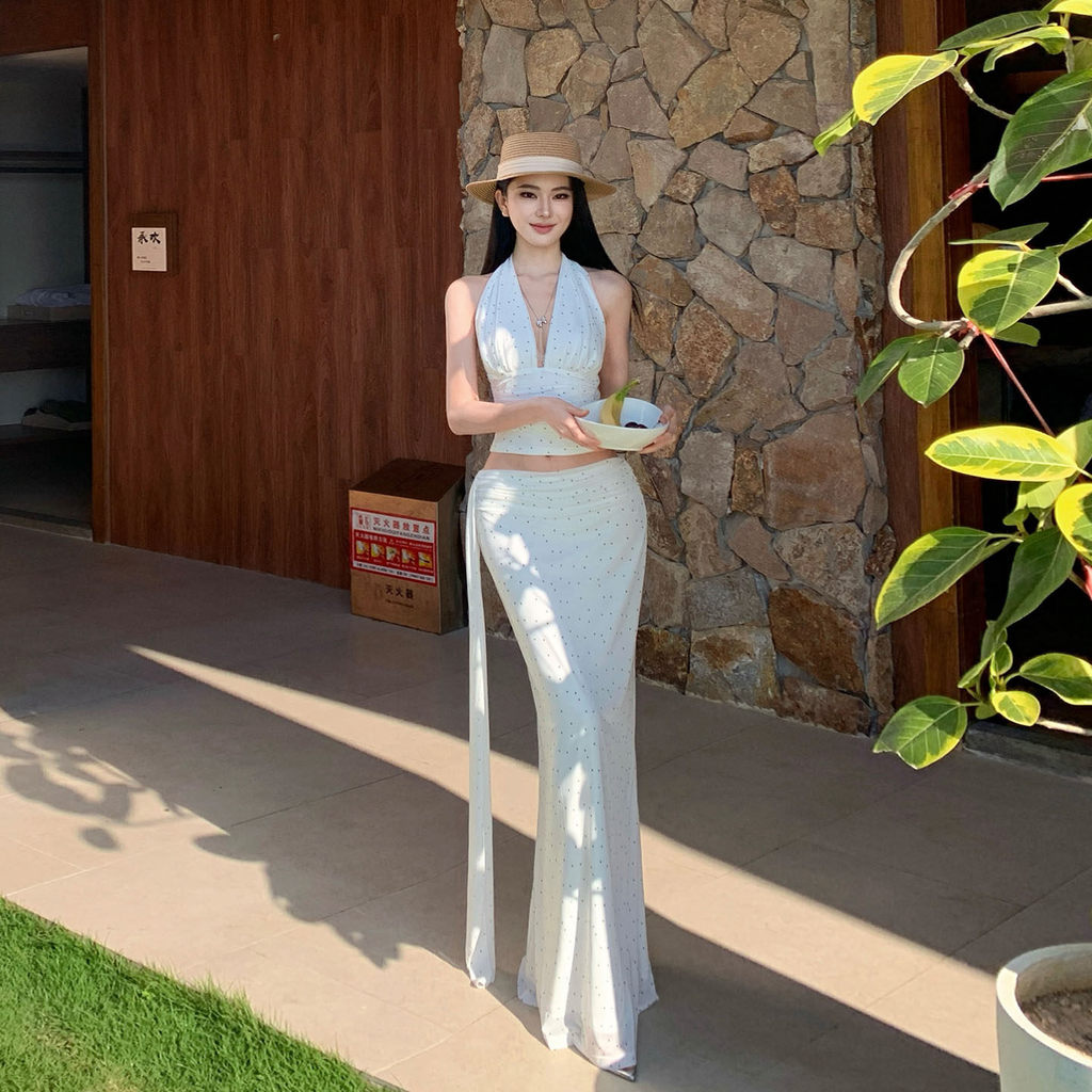 Set áo yếm cổ v + chân váy đuôi cá chấm bi vibe quý cô cổ điển