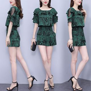 Bộ đồ hè hai mảnh mới dành cho nữ, trẻ trung và sành điệu, gồm quần short in họa tiết và áo tay ngắn rộng rãi