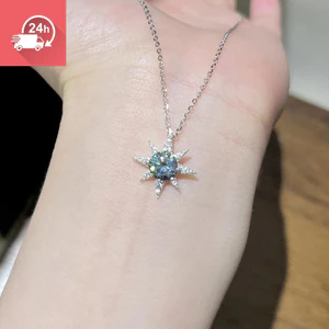 Dây chuyền vòng cổ nữ màu xanh có họa tiết kim cương và ngôi sao hình bát giác, thiết kế tinh tế