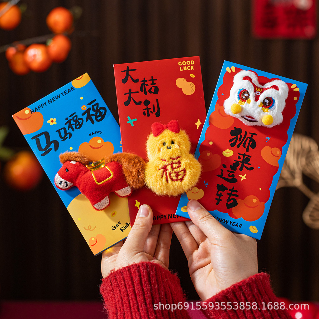 [Hàng có sẵn] Bao lì xì bông 3D Năm Ngọ 2026 – phong bao đỏ thêu nổi, nhồi bông mềm, họa tiết hoạt hình dễ thương cho bé & quà Tết