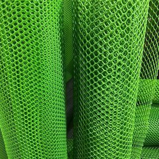 Lưới nhựa lót sàn. Xanh đen cao 80cm dài 5m ô lưới 1cm. Lưới dùng làm lót sàn nuôi gà nuôi vịt.