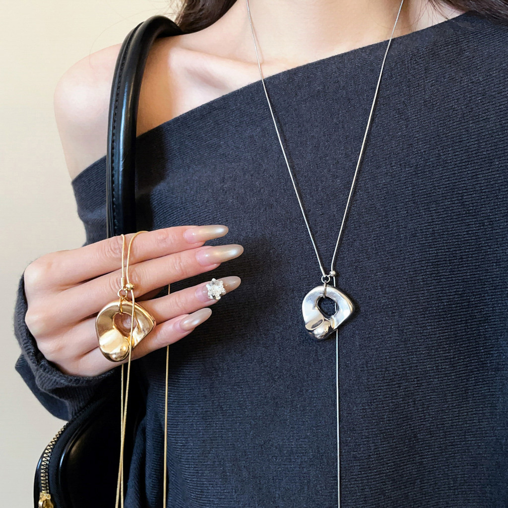 Dây chuyền bất đối xứng mặt tròn edgy, phù hợp văn phòng và thời trang