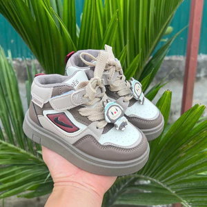 giày thể thao bé trai bé gái khỏe khoắn đính sticker chống trượt êm chân mâu mới cho bé 8627 Chip & mom