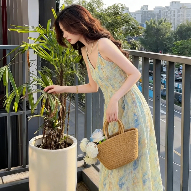 Đầm nữ cổ chữ V hoa văn sling, phong cách mới cho kỳ nghỉ mùa hè