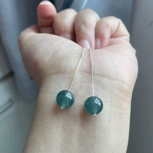 Hạt tròn màu xanh làm bông tai đơn giản, phù hợp đeo hàng ngày