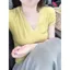 Áo thun nữ màu vàng thiết kế slim-fit, gợi cảm cho mùa hè