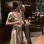 Đầm cổ chữ U lớn thiết kế sang trọng, phù hợp cho người phụ nữ hiện đại và tạo cảm giác thanh lịch.