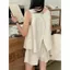 Bộ đồ thời trang nữ với áovest không tay và quần shorts ống rộng