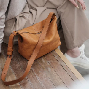Túi xách nữ loại bánh bao 66789 / Túi xách nữ mùa xuân hè / Da bò lớp đầu tiên / Retro nhẹ / 29 * 21 * 19 * 12cm / Da thật / Túi đeo vai / Túi bánh bao / Niche Nhật Bản Dung tích lớn / Da mềm / Túi chéo / Dây đeo vai rộng 9272-D