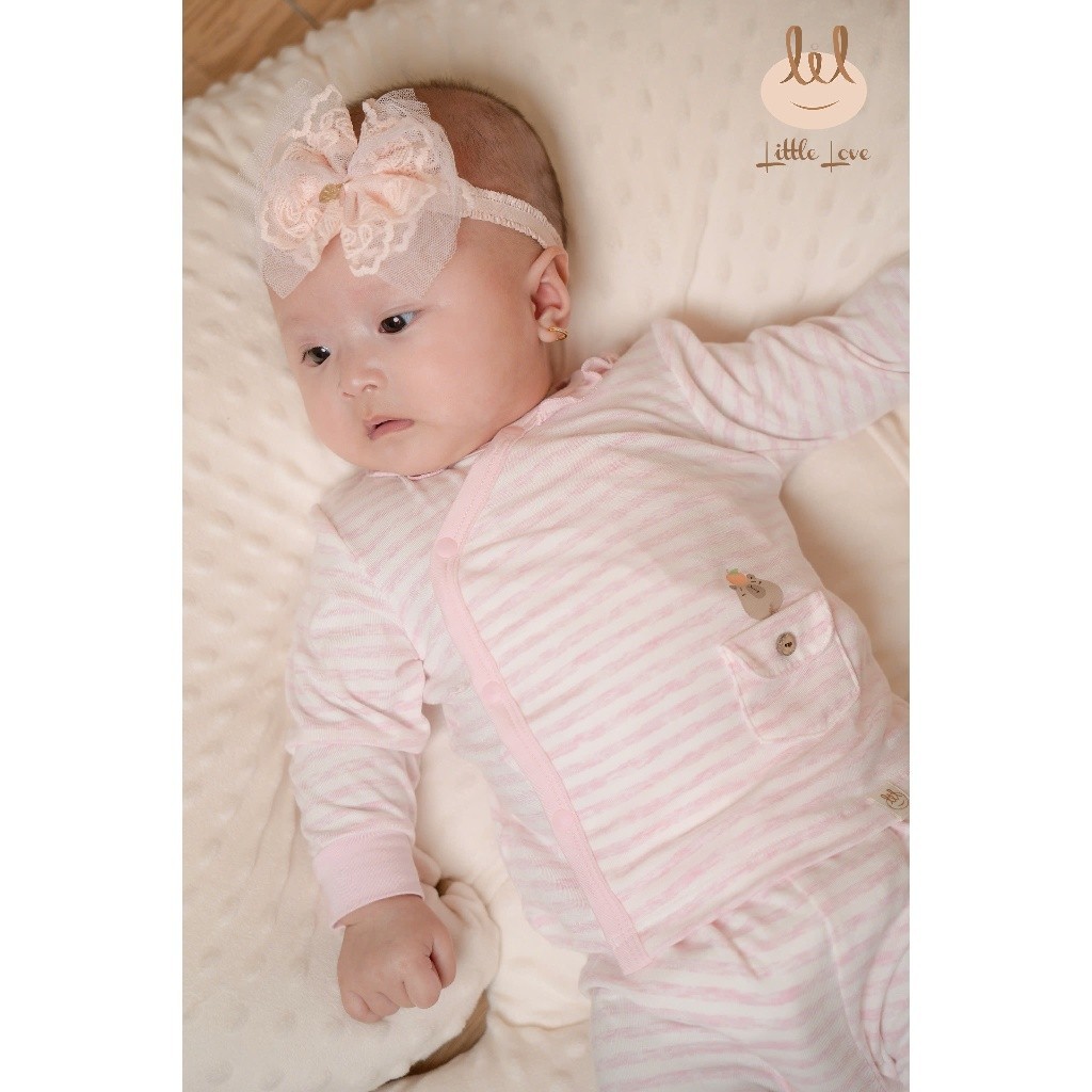 Bộ sơ sinh petit dài tay mỏng, mềm, mát, thấm hút tốt, cổ bèo kẻ hồng dành cho bé lil little Love (SCC03)