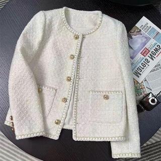 Áo khoác tweed màu be phong cách Chanel, phù hợp mùa xuân và thu 2025