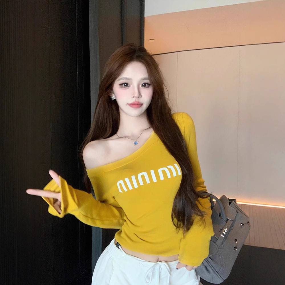 Áo thun dài tay cổ vuông màu vàng in chữ mỏng, thiết kế chui đầu, phù hợp mùa thu