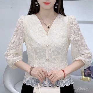 Áo sơ mi nữ ren cổ chữ V, tay 3/4, họa tiết thêu và đường xẻ bèo