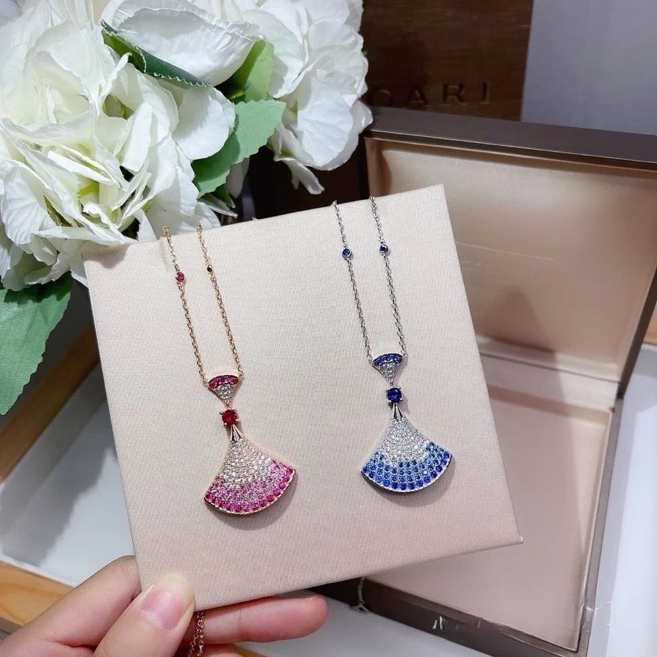 Quạt vòng tay nữ gradient kim cương, dây chuyền xương đòn đẹp, quà tặng hoàn hảo