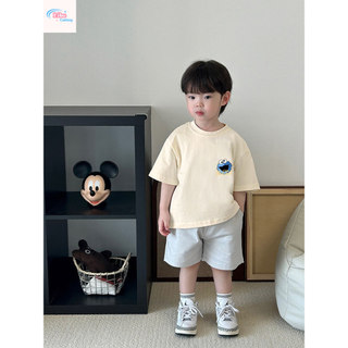Áo thun cổ tròn in hình hoạt hình dễ thương với khuôn mặt to, kiểu dáng giản dị và thoải mái, dễ phối đồ cho bé trai.