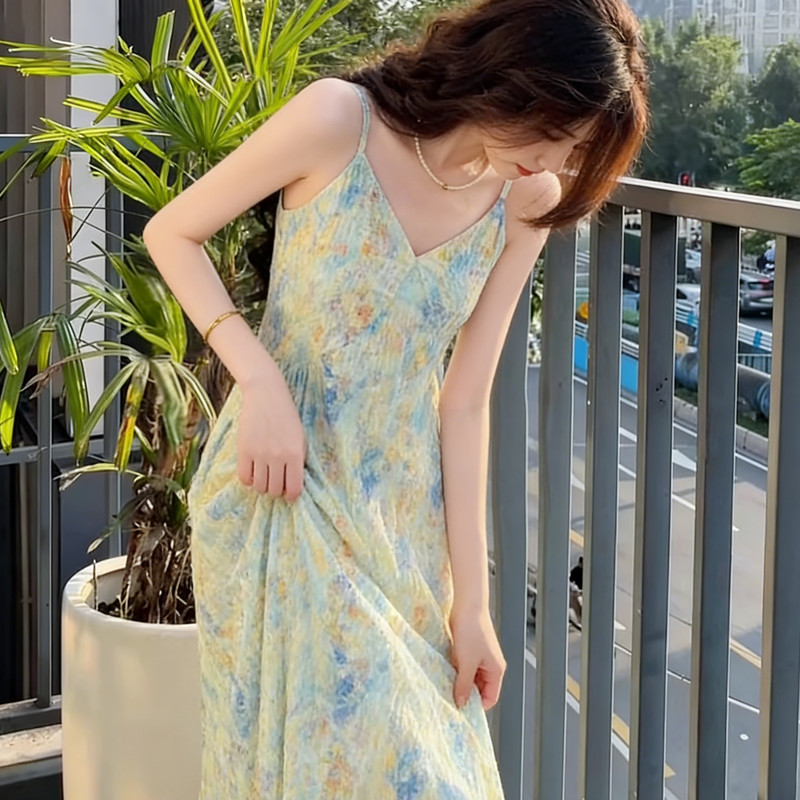 Đầm nữ cổ chữ V hoa văn sling, phong cách mới cho kỳ nghỉ mùa hè