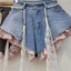Quần short denim nữ retro với thiết kế khâu hoa hồng giả hai mảnh, phong cách thời thượng và ngọt ngào.