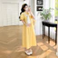 Bộ đồ bà bầu gồm áo sơ mi và váy ngắn hai mảnh, kèm khăn choàng