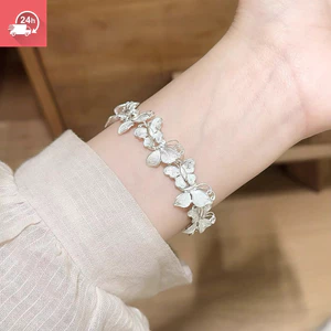 Vòng tay nữ handmade với họa tiết bướm trắng tinh tế, phù hợp thời trang