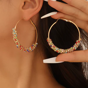 Bông tai kim cương nhiều màu, style cổ điển dành cho nữ