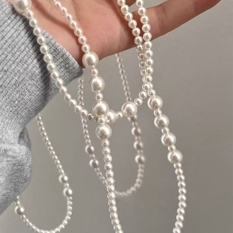 Áo len thu đông với vòng cổ ngọc trai nhiều lớp xếp chồng tinh tế