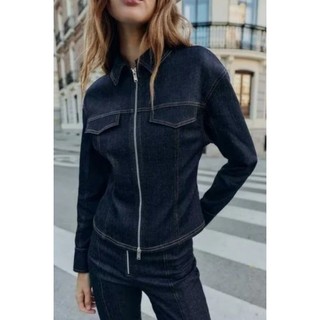 Áo khoác denim mỏng tay dài và quần jean lưng cao
