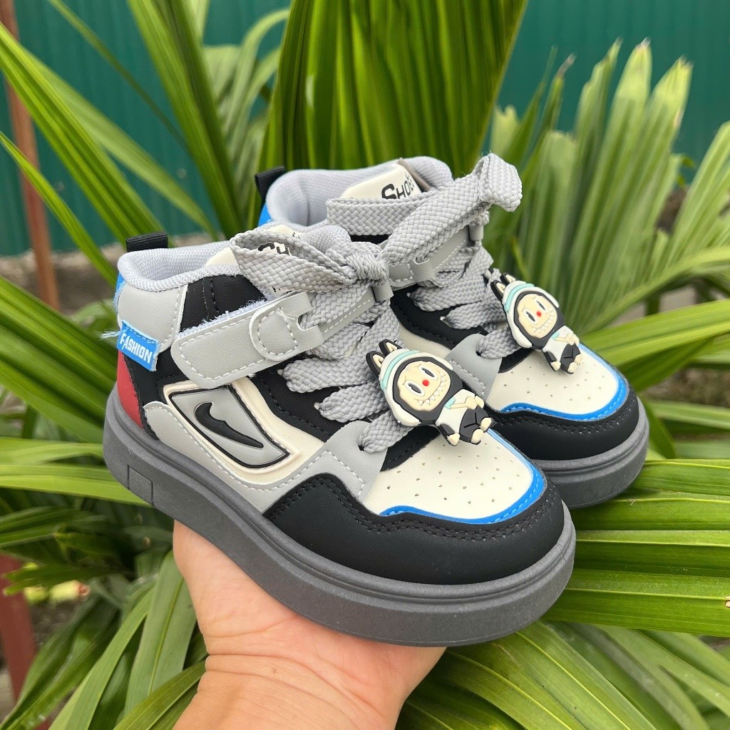 giày thể thao bé trai bé gái khỏe khoắn đính sticker chống trượt êm chân mâu mới cho bé 8627 Chip & mom