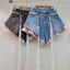 Quần short denim nữ retro với thiết kế khâu hoa hồng giả hai mảnh, phong cách thời thượng và ngọt ngào.