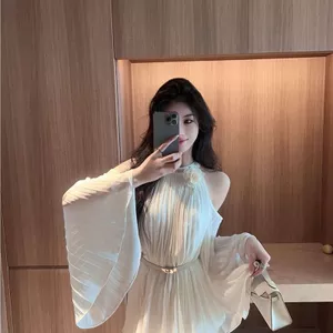 Áo sơ mi voan cổ tròn màu trắng, dáng dài tay loe, phù hợp mùa hè dành cho nữ